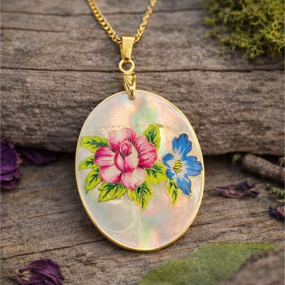 Vintage 1970s Mother‎ of Pearl Floral Pendant Necklace Gold Tone Chain
